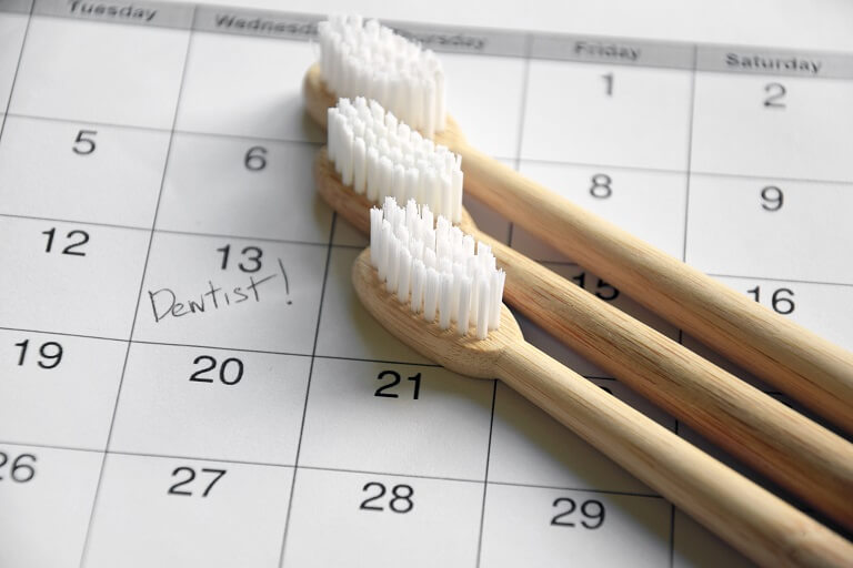 Calendário com escovas de dentes acima.