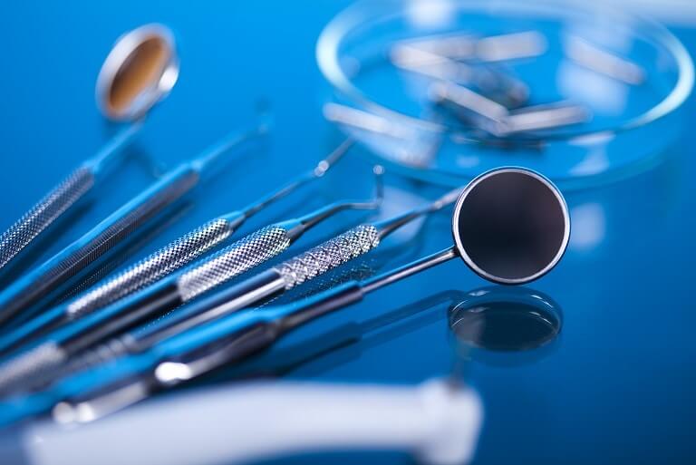 Instrumentais para ortodontia sobre mesa de dentista.