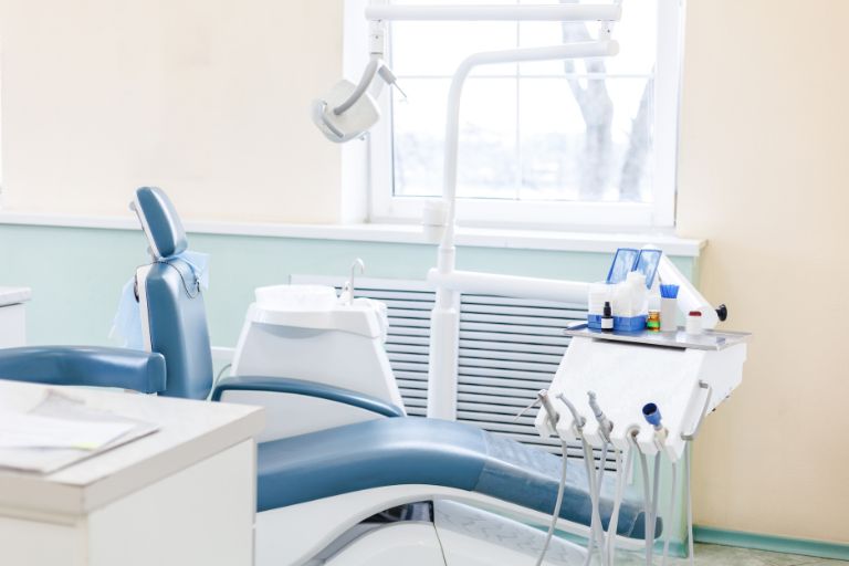 Um consultório odontológico necessita de equipamentos de qualidade