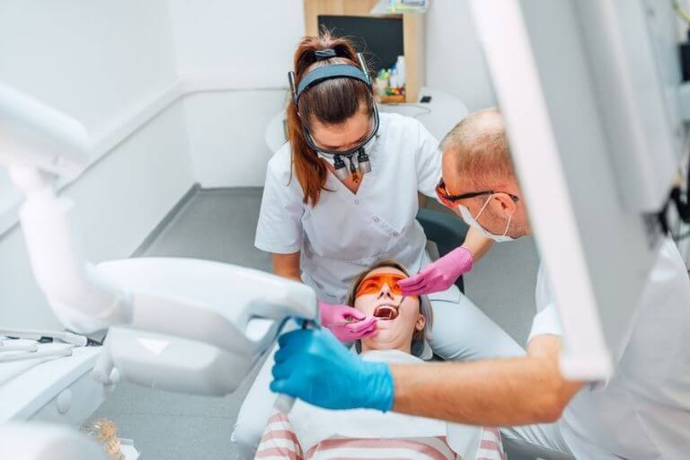 A ergonomia para dentista depende de aspectos como postura e ferramentas adequadas